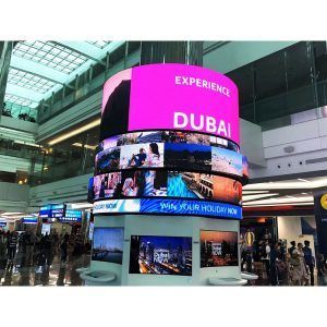 الإشارات الرقمية الإيجار النوع المنحني لوحة LED في P3.91 للخارج واجهة المتجر