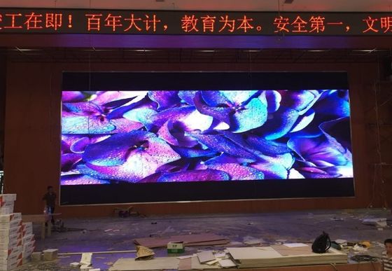 حائط LED 640 * 480mm الخزانة رقيقة P2 عرض داخلي LED 40 مسح FCC CCC