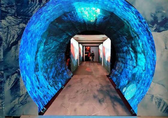 شاشة LED منحنية داخلية P3.91mm مقاومة للماء عالية السطوع IP65