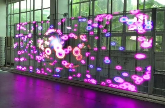 220W / M2 شاشة LED شفافة للشاشة الخارجية للنافذة الزجاجية 5000nits 7.8mm